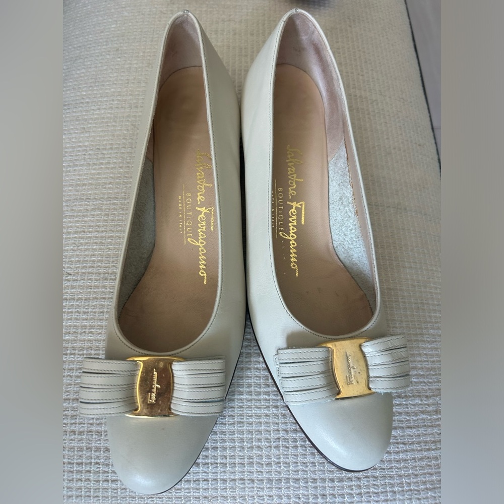Stunning 🎀Ferragamo Vintage Cream Leather Bow Flats